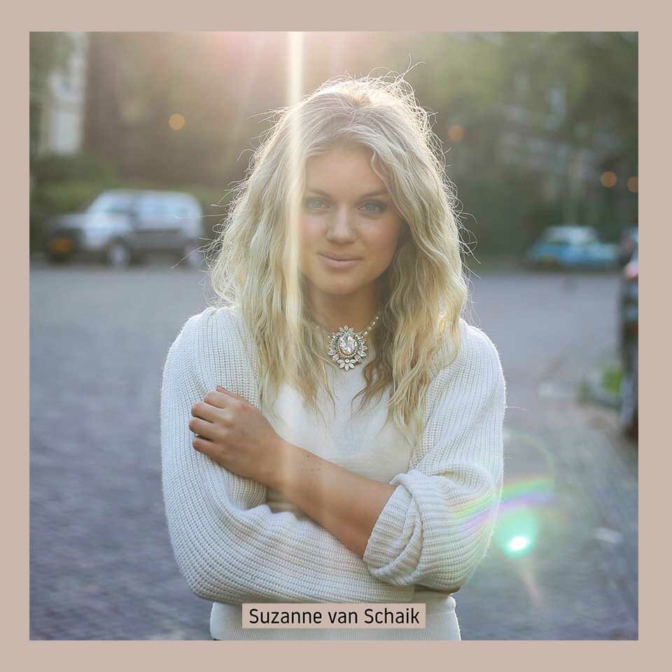 podcast interview, sjanett de geus, transformatie academie podcast, ondernemen, geld, moed, angst, businesscoach, suzanne van schaik, hoge prijzen vragen, high-end ondernemen, high-end programma maken, wet van aantrekking, polyamorie, michael pilarcyzk